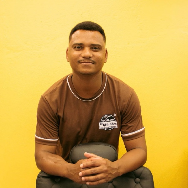 Guilherme, proprietário da barbearia
